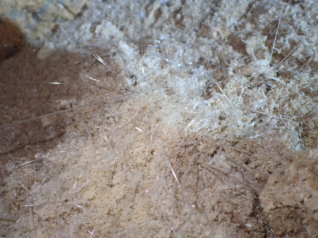 Delicados filamentos de Epsomita (MgSO₄·7H₂O) en cuevas del karst de yesos de Sorbas, cristalización rara y soluble en agua